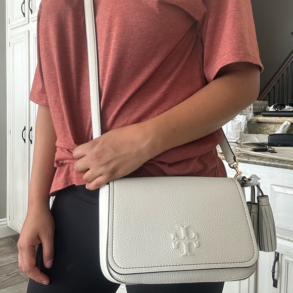 New Tory Burch Thea web flap crossbody ivory  double strap/ no tassle on the bag - Picture 4 of 13